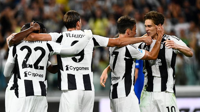 Các cầu thủ Juventus ăn mừng bàn thắng trong trận đấu Como ở vòng 1 Serie A ngày 19/8. Ảnh: Reuters.