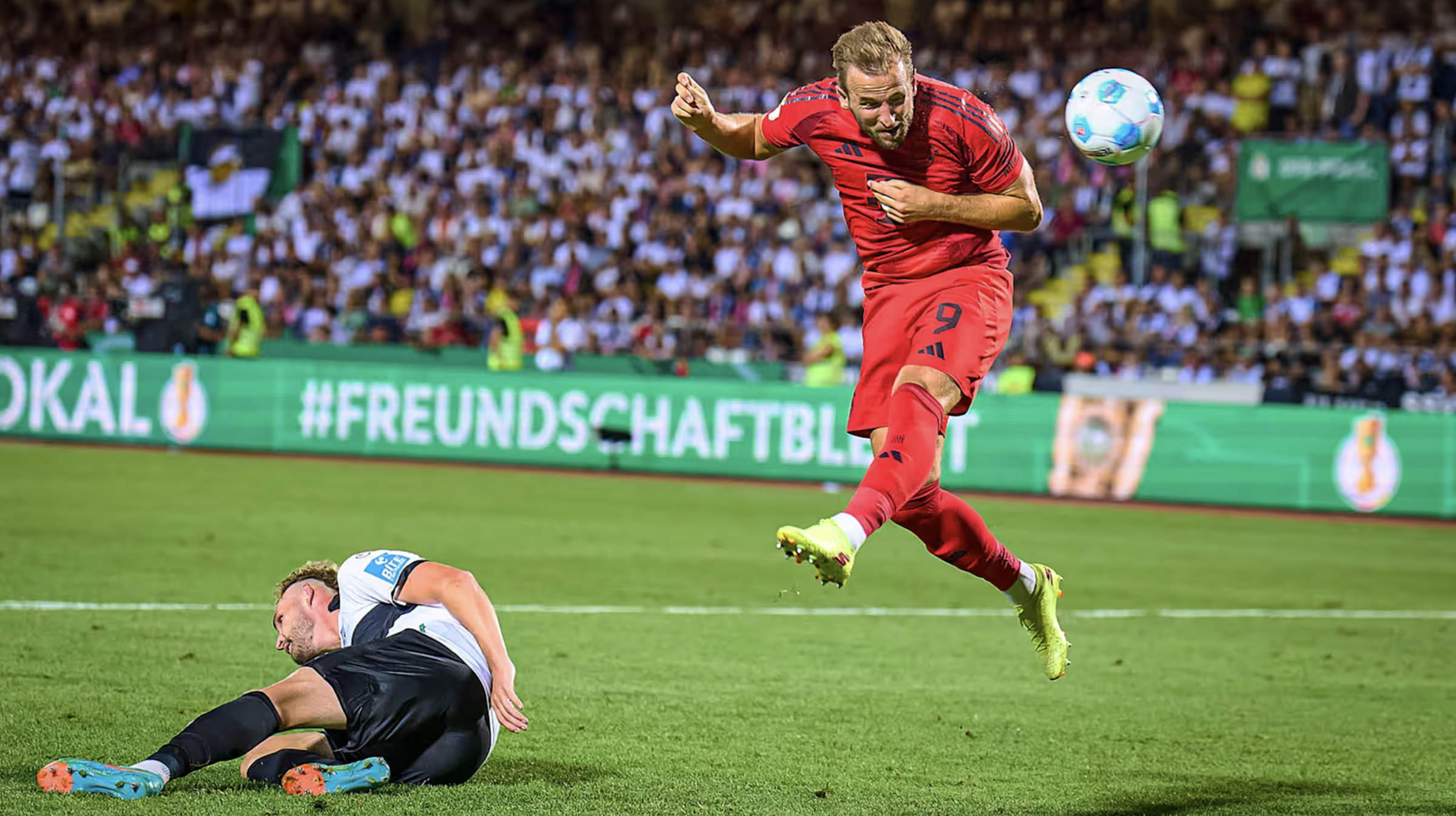 Harry Kane đánh đầu ấn định thắng lợi 4-0 cho Bayern. Ảnh: FC Bayern