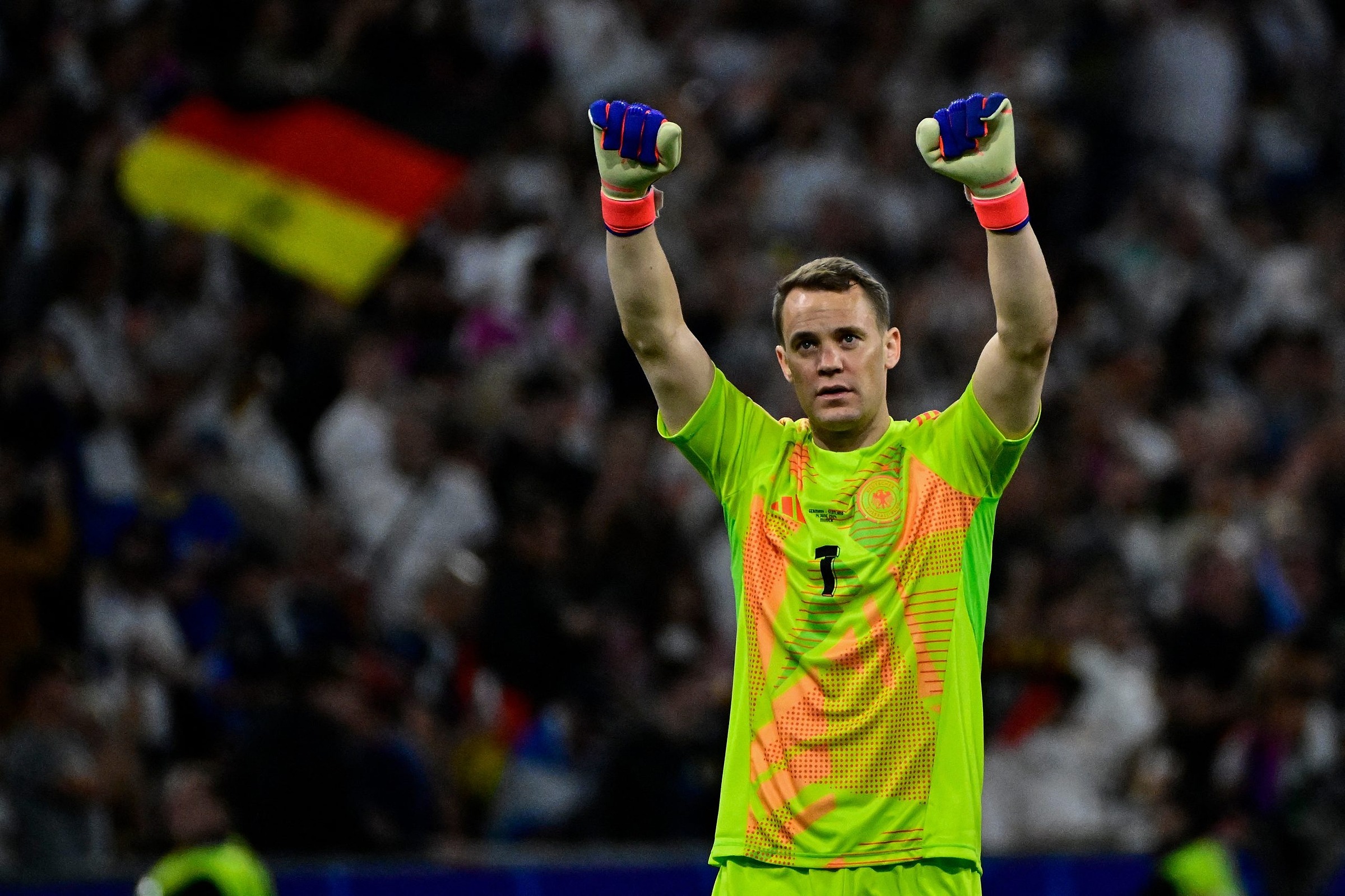 Neuer chào các CĐV Đức sau trận thua Tây Ban Nha 1-2 ở tứ kết Euro 2024 - trận cuối anh khoác áo tuyển Đức. Ảnh: AFP