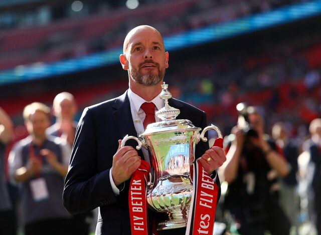 Ten Hag nâng danh hiệu Cup FA khi Man Utd thắng Man City 2-1 ở chung kết trên sân Wembley, London ngày 25/5. Ảnh: Reuters.