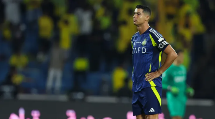 Ronaldo thất thần khi Al Nassr thua ngược trong trận tranh Cup đầu tiên của mùa giải 2024-2025.